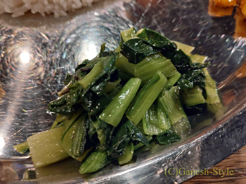 東京の大塚にあるネパール料理レストラン、カスタマンダップの青菜のカレー炒め