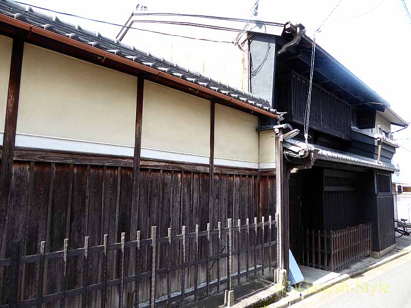 奈良市内の歴史ある古い町屋が並ぶならまちの2階建ての家