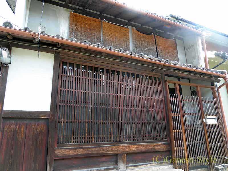 奈良市内の歴史ある古い町屋が並ぶならまちの木柵の家