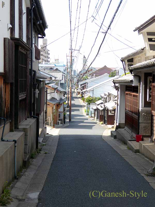 奈良市内の歴史ある古い町屋が並ぶならまちの路地