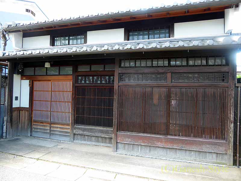 奈良市内の歴史ある古い町屋が並ぶならまちの古い家