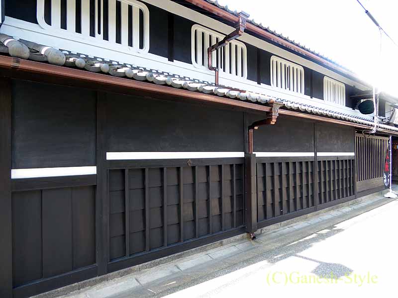奈良市内の歴史ある古い町屋が並ぶならまちのリニューアルされた家