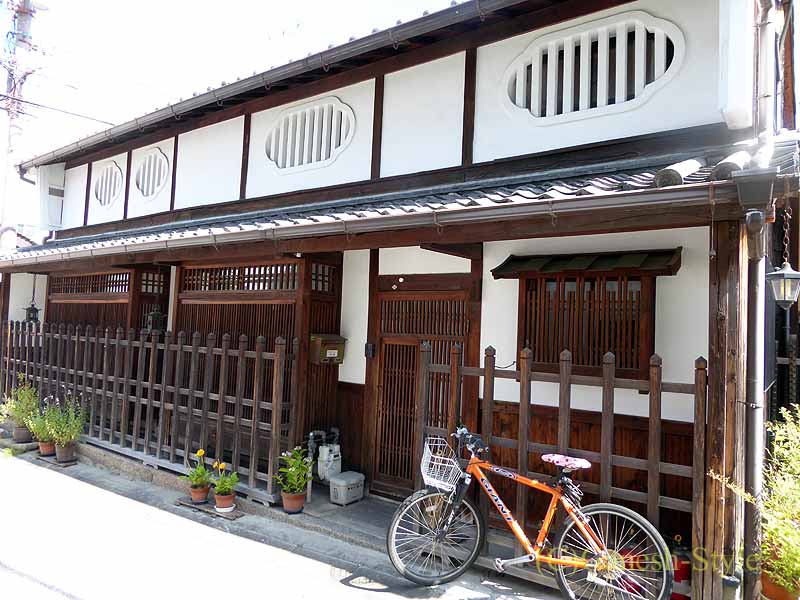 奈良市内の歴史ある古い町屋が並ぶならまちの建物と自転車