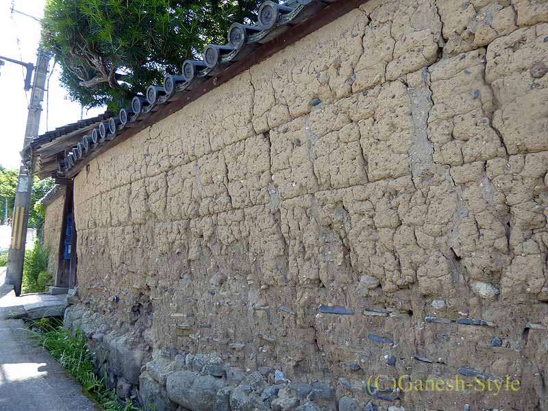 奈良市内の歴史ある古い町屋が並ぶならまちの土塀