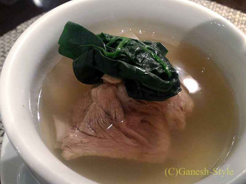 東京・神楽坂にあるエッジの効いた四川料理レストラン芝蘭のスープ