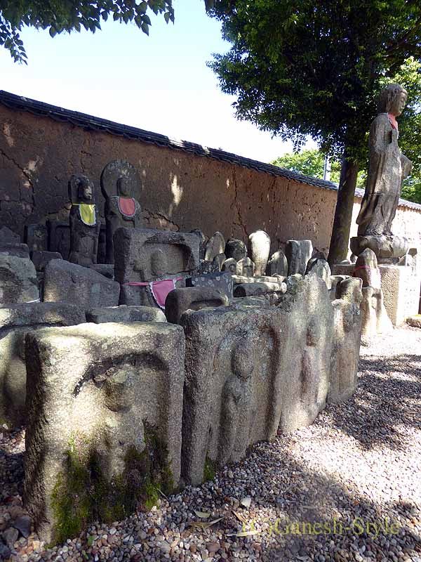 奈良市内にある747年創建の名刹、新薬師寺の石仏群