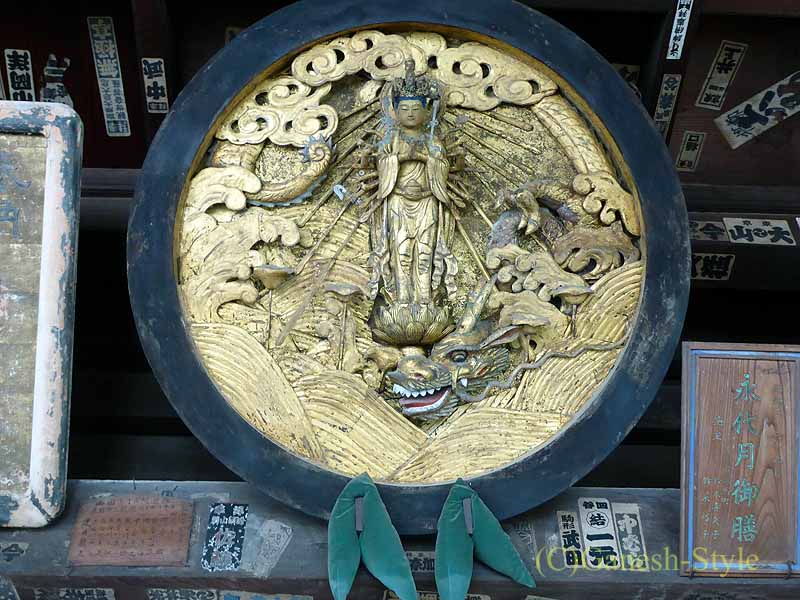 和歌山県紀の川市にある名刹、粉河寺の本堂前の木彫