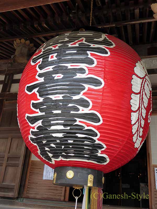 長岡京市にある名刹、柳谷観音（楊谷寺）の本堂前の提灯