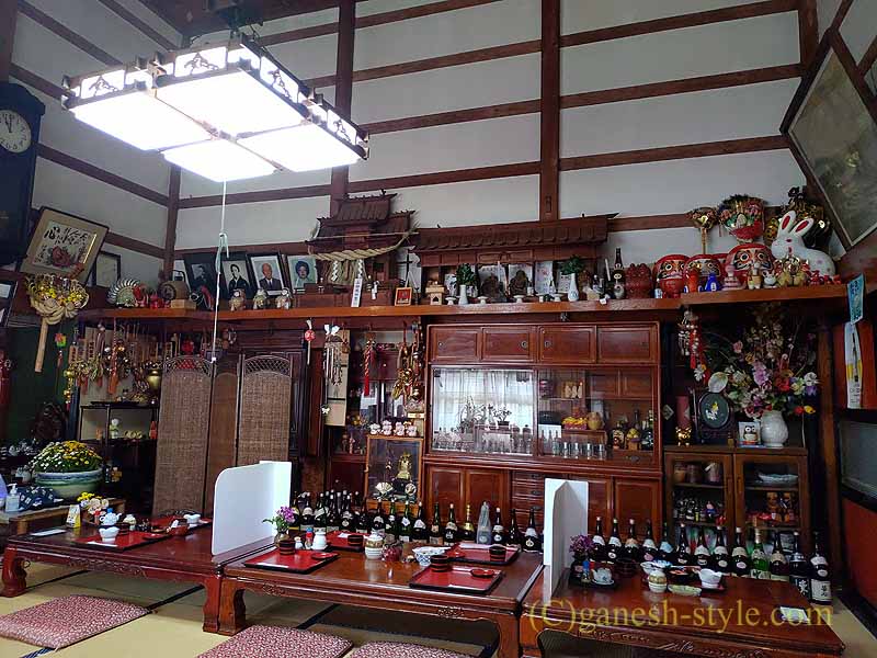 福島県北会津の宮古にある絶品の蕎麦店、かわまえの客席の神棚