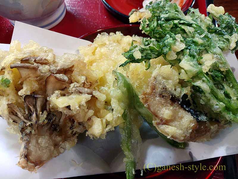 福島県山都にある絶品の蕎麦店、かわまえの山菜とキノコの天ぷら