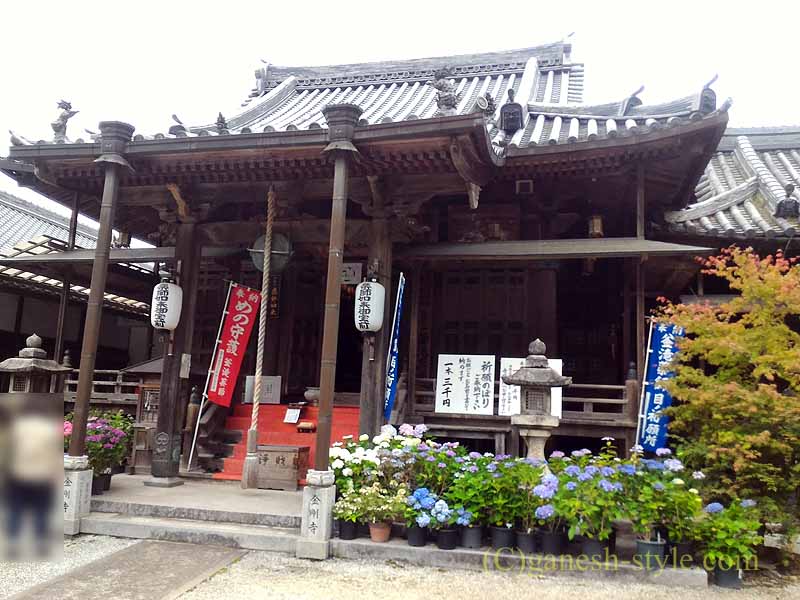 高野山にある日本最古の眼病平癒所、釜滝薬師金剛寺の本堂正面