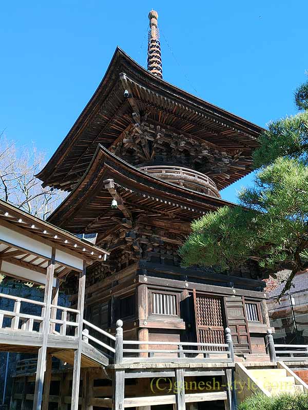 茨城県桜川市の雨引山腹に建つ雨引観音の多宝塔