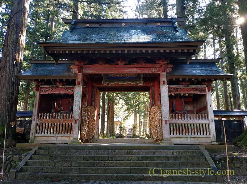 新潟南魚沼の山の麓に建つ禅寺「雲洞庵」の赤門