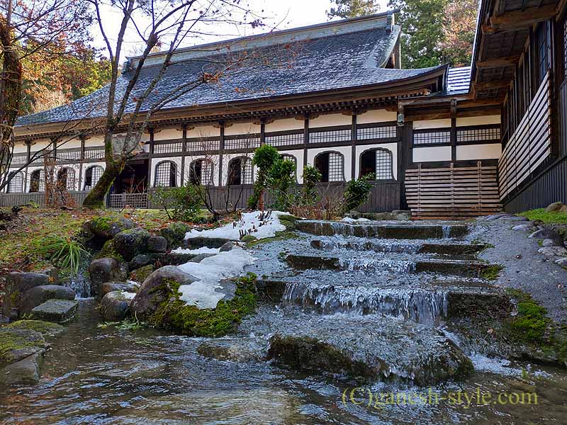新潟南魚沼の山の麓に建つ禅寺「雲洞庵」の本堂前の滝