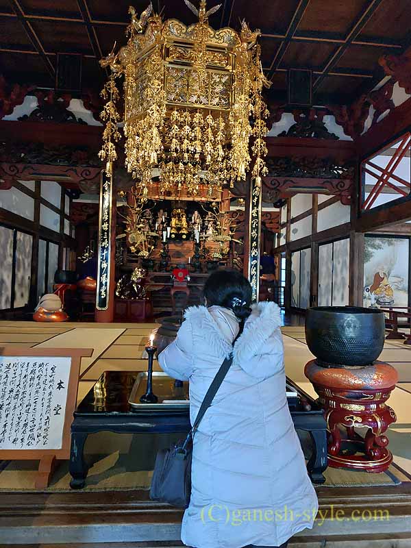 新潟南魚沼の山の麓に建つ禅寺「雲洞庵」の本堂の仏壇